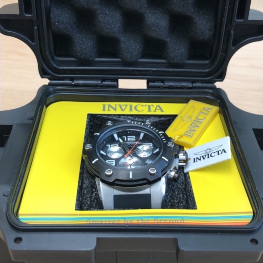 Men’s Invicta watch in pristine condition wore once included everything pictured